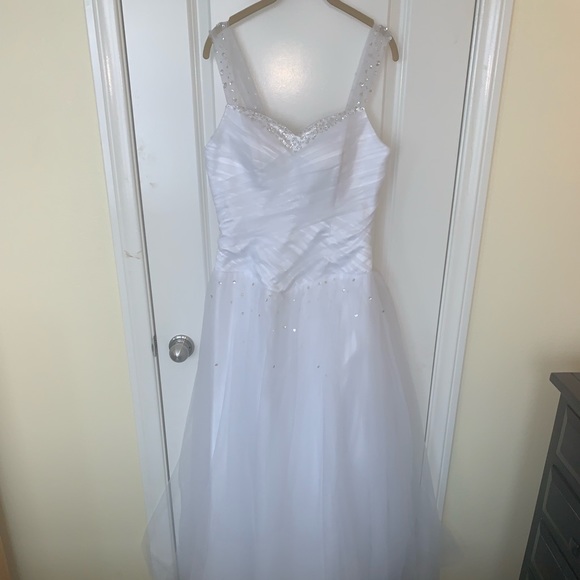 White Prom/Wedding Dress - Picture 1 of 7